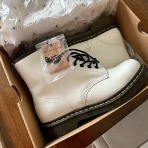 Dr. Martens 1460 SMOOTH LEATHER LACE UP BOOTS